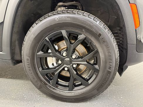 Used 2025 Jeep Grand Cherokee Altitude AWD/4WD image 21