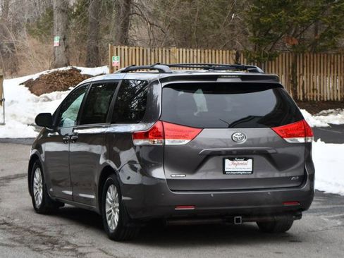 Used 2014 Toyota Sienna XLE w/ Entertainment Package image 4