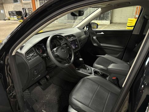 Used 2021 Volkswagen Tiguan SE w/ Panoramic Sunroof Package image 30