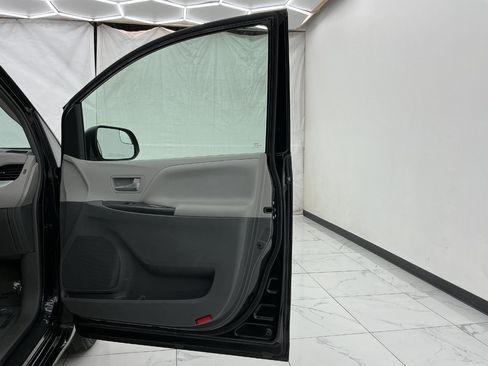 Used 2015 Toyota Sienna LE FWD image 19