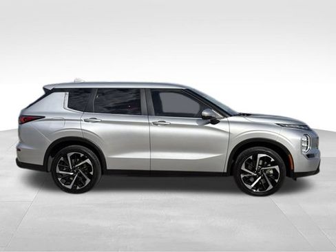 Used 2025 Mitsubishi Outlander ES FWD image 3