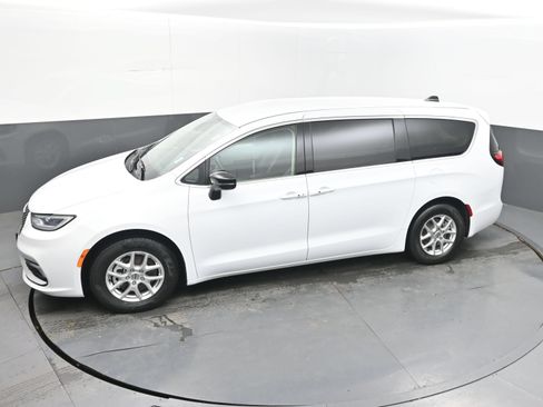 Used 2024 Chrysler Pacifica Touring-L FWD image 41