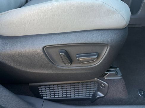 Used 2024 Toyota Sienna XLE FWD image 18