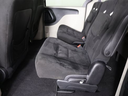 Used 2016 Dodge Grand Caravan SE image 10