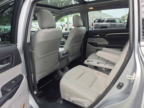 Used 2015 Toyota Highlander Limited Platinum AWD/4WD image 12
