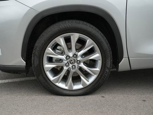 Used 2020 Toyota Highlander Limited FWD image 10