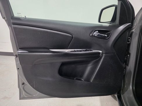 Used 2019 Dodge Journey SE image 16