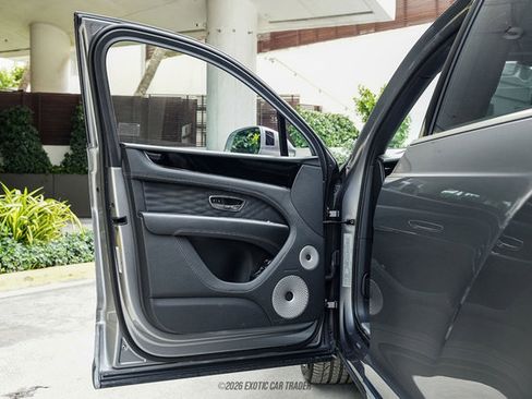 Used 2024 Bentley Bentayga Extended Wheelbase AWD/4WD image 35