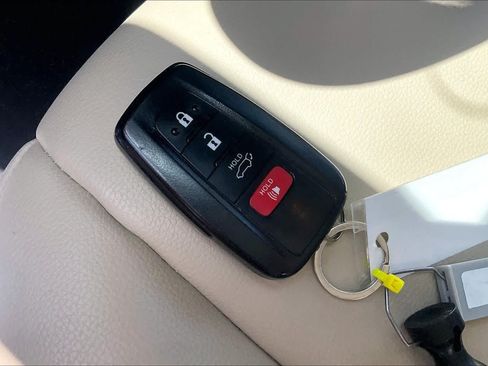 Used 2023 Toyota Highlander XLE FWD image 15