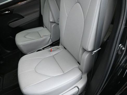 Used 2023 Toyota Highlander Limited image 15