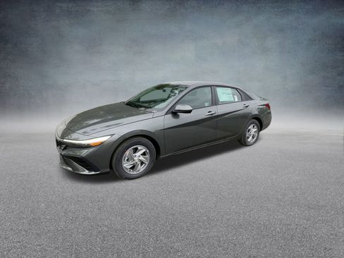 Used 2025 Hyundai Elantra SE image 10