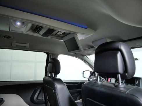 Used 2013 Chrysler Town & Country Touring image 14