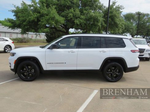 Used 2023 Jeep Grand Cherokee L Laredo image 2