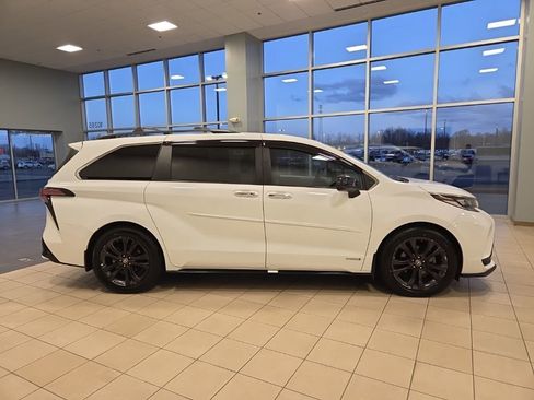 Used 2021 Toyota Sienna XSE w/ XSE Plus Package image 6