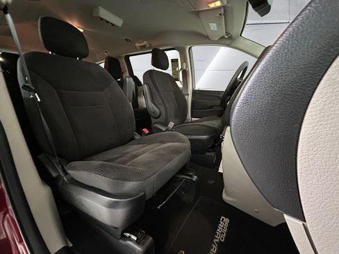 Used 2018 Dodge Grand Caravan SE w/ UConnect Hands-Free Group image 14