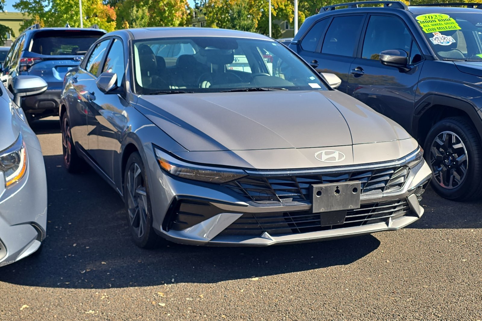 Used 2025 Hyundai Elantra Limited FWD image 2