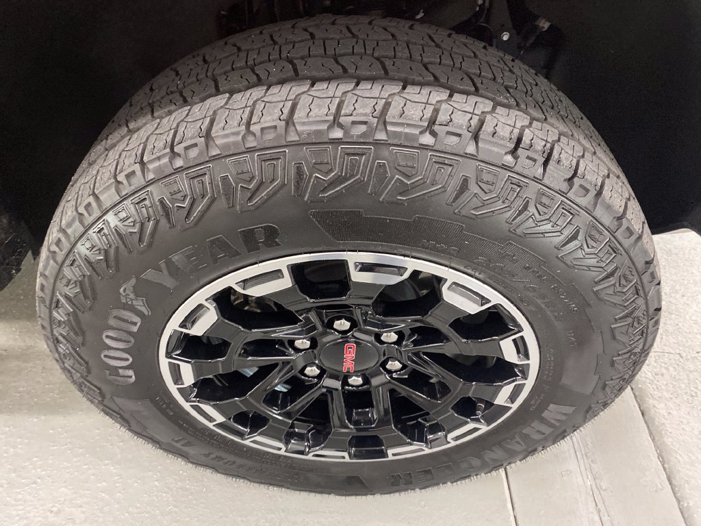 Used 2026 GMC Canyon AT4 w/ AT4 Premium Package AWD/4WD image 4