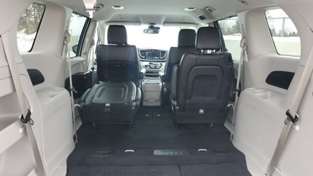 Used 2024 Chrysler Pacifica Touring-L FWD image 29