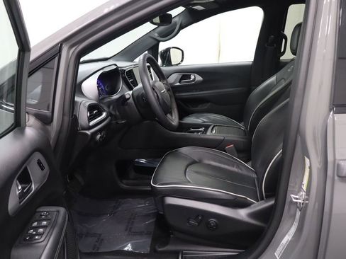 Used 2025 Chrysler Pacifica Limited image 11