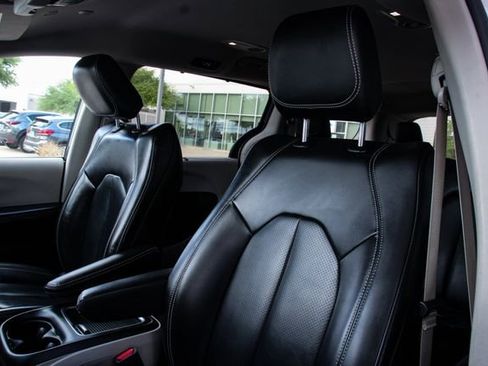 Used 2023 Chrysler Pacifica Touring-L image 11