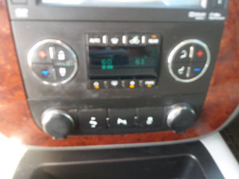 Used 2014 Chevrolet Suburban LT image 25