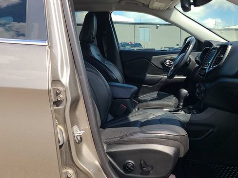 Used 2019 Jeep Cherokee Limited w/ Technology Group AWD/4WD image 27