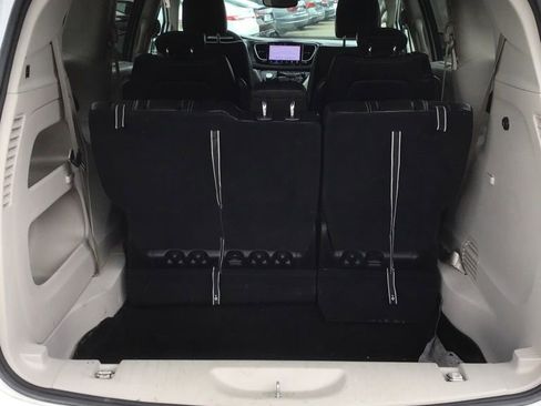Used 2023 Chrysler Pacifica Touring-L FWD image 5