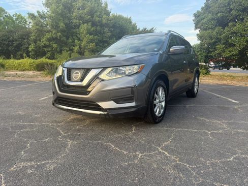 Used 2017 Nissan Rogue SV FWD image 2