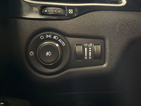 Used 2020 Jeep Cherokee Latitude Plus AWD/4WD image 14