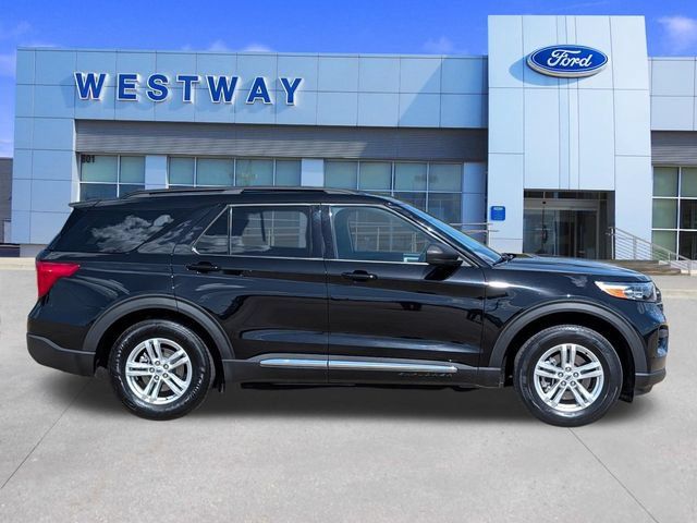 Used 2024 Ford Explorer XLT RWD image 2