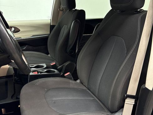 Used 2022 Chrysler Voyager LX image 28