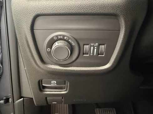 Used 2024 Jeep Grand Cherokee L Altitude AWD/4WD image 11