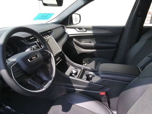 New 2025 Jeep Grand Cherokee Altitude AWD/4WD image 14