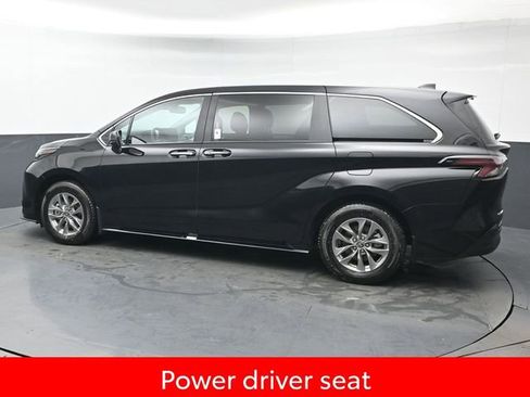 Used 2025 Toyota Sienna XLE image 4