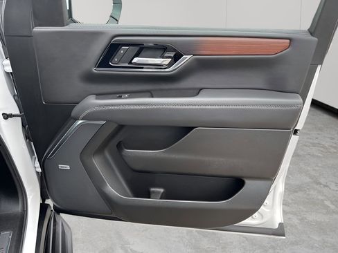 Used 2025 GMC Yukon Denali image 13