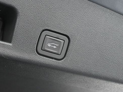 Used 2025 Chevrolet Traverse LT image 38