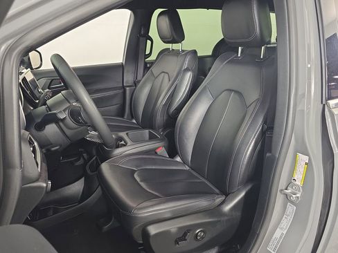 Used 2025 Chrysler Pacifica Select FWD image 15