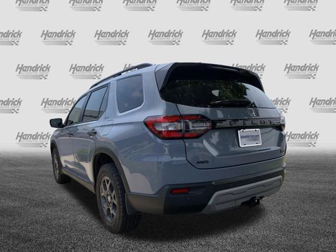 Used 2025 Honda Pilot TrailSport image 8