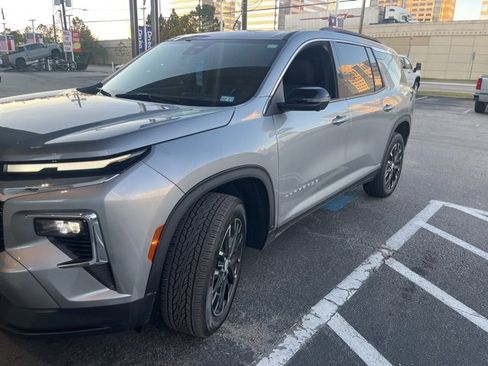 Used 2025 Chevrolet Traverse LT w/ Sun and Wheel Package image 4