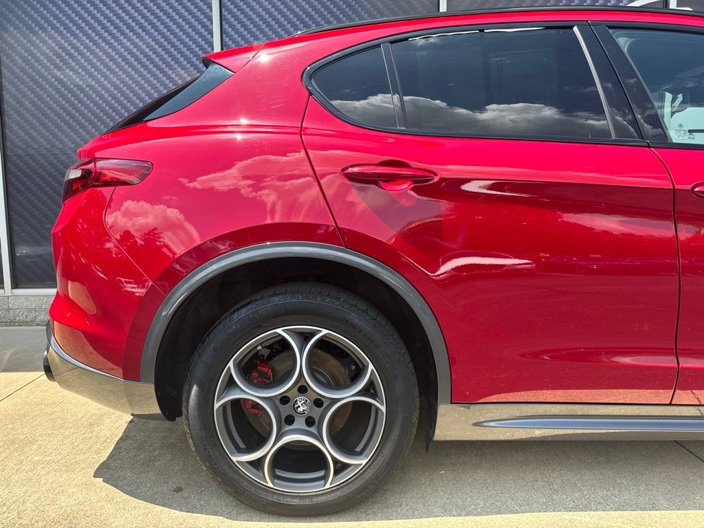 Used 2023 Alfa Romeo Stelvio Ti AWD/4WD image 5