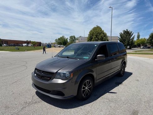 Used 2017 Dodge Grand Caravan SE FWD image 1