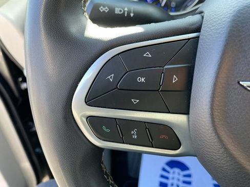 Used 2023 Chrysler Pacifica Touring-L FWD image 18