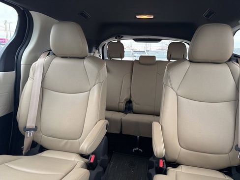 Used 2022 Toyota Sienna XLE w/ XLE Plus Package image 7