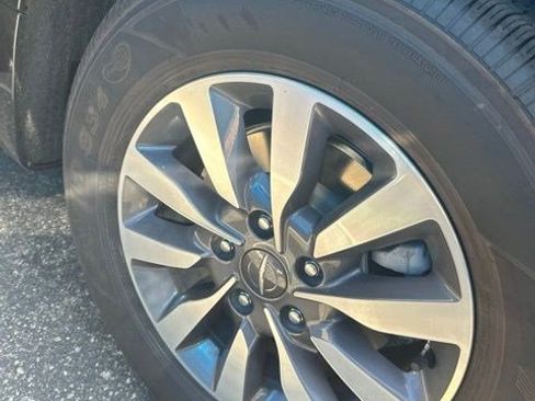 Used 2025 Chrysler Pacifica Select FWD image 12