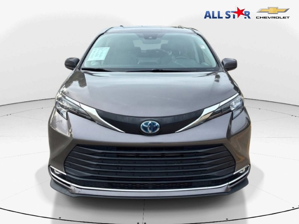 Used 2024 Toyota Sienna XLE FWD image 2