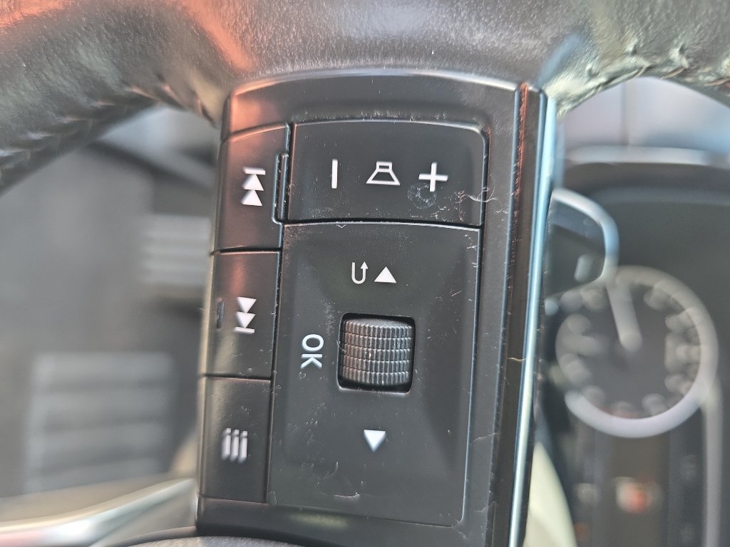 Used 2023 Nissan Pathfinder SL w/ Lighting Package (N92) FWD image 19