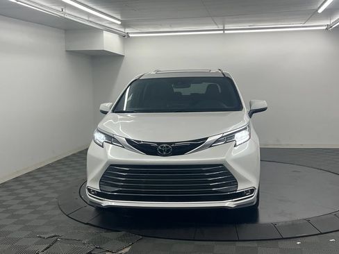 Used 2026 Toyota Sienna Limited FWD image 6