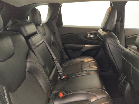 Used 2019 Jeep Cherokee Latitude Plus w/ Comfort/Convenience Group FWD image 19