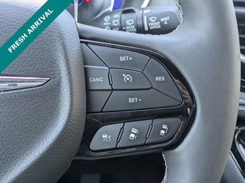 Used 2025 Chrysler Pacifica Limited image 25