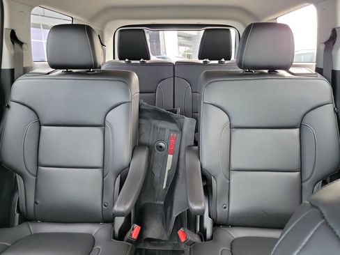 Used 2023 GMC Acadia SLT w/ Elevation Edition FWD image 16